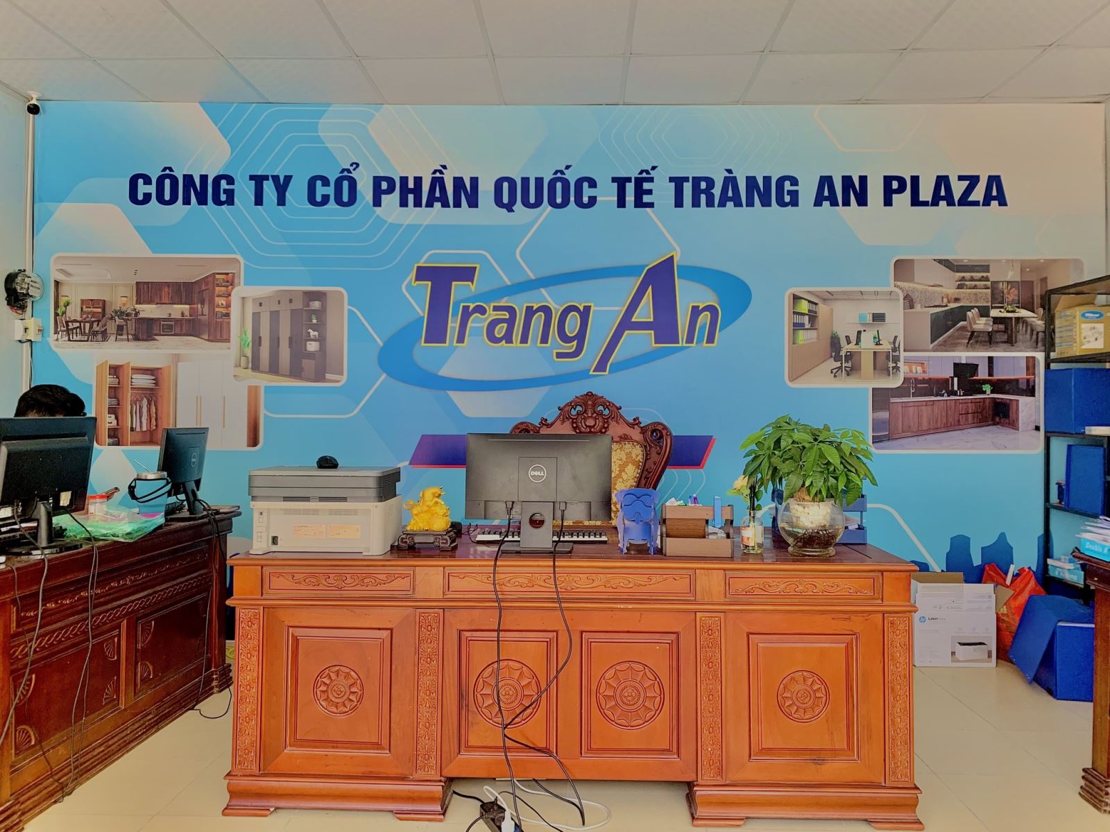 Trong những năm qua được sự tin tưởng của các quý khách hàng chúng tôi đã thi công bảng hiệu quảng cáo cho nhiều cơ quan, doanh nghiệp và tổ chức lớn nhỏ trên địa bàn cả nước với chất lượng tốt giá cạnh tranh được đánh giá là một trong những đơn vị thi công quảng cáo quảng cáo uy tín, chuyên nghiệp hàng đầu tại Hà Nội và các tỉnh thành lân cận.  Công ty chúng tôi cung cấp nhiều loại bảng hiệu quảng cáo với kích thước và mẫu mã khác nhau như: bảng hiệu Alu chữ mica, bảng hiệu Hiflex, bảng chữa mica, bảng chữ inox, bảng hiệu gỗ, đèn LED, biển bạt,…Chúng tôi cam kết chỉ sử dụng những loại vật liệu, phụ liệu chính hãng đảm bảo chất lượng. Bên cạnh đó, công ty cũng trang bị thêm nhiều máy móc và trang thiết bị hiện đại phục vụ quá trình thi công nhanh chóng và hoàn hảo.  Với đội ngũ kỹ sư giàu kinh nghiệm, chúng tôi luôn tư vấn và thiết kế cho khách hàng những chiếc biển hiệu quảng cáo đẹp mắt phù hợp với ngành nghề kinh doanh của công ty với mức chi phí thấp nhất.  Ngoài ra, công ty còn nhận bảo hành, sửa chữa và thay mới các loại bảng hiệu cũ, hỏng theo yêu cầu của khách hàn